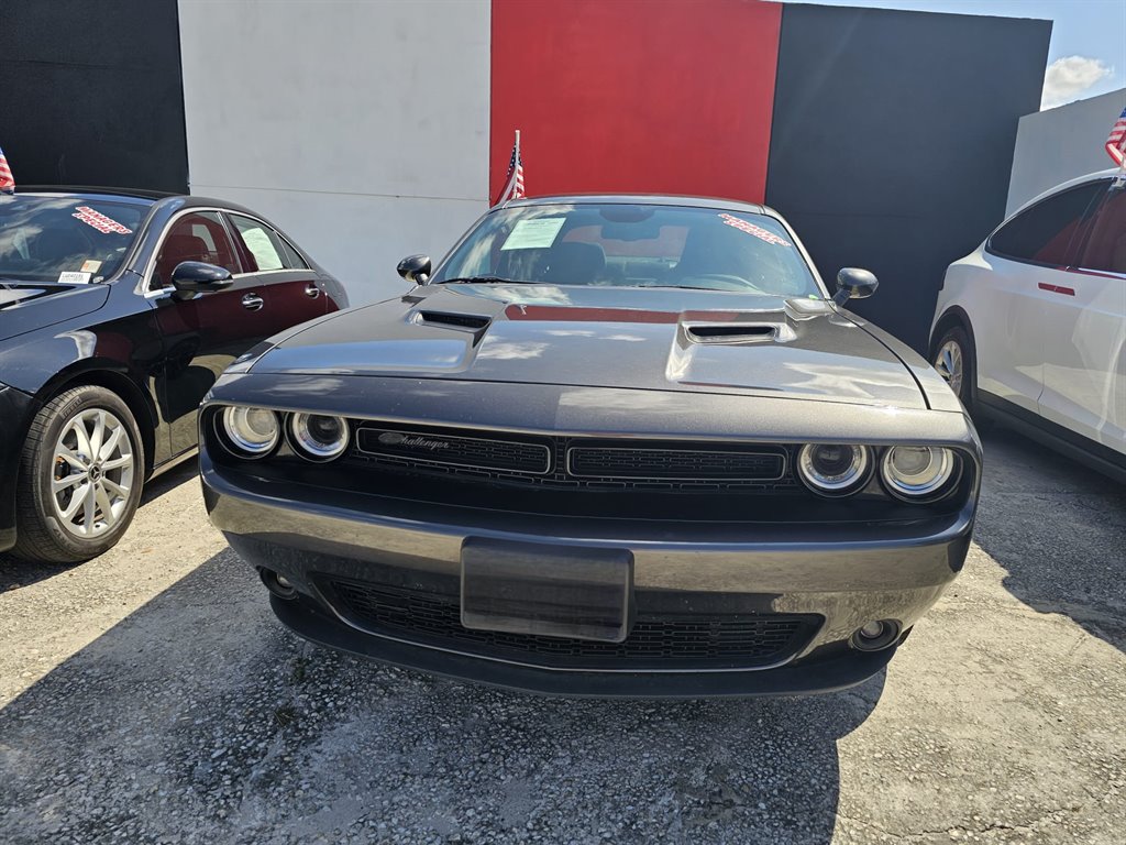 2022 Dodge Challenger SXT photo 2