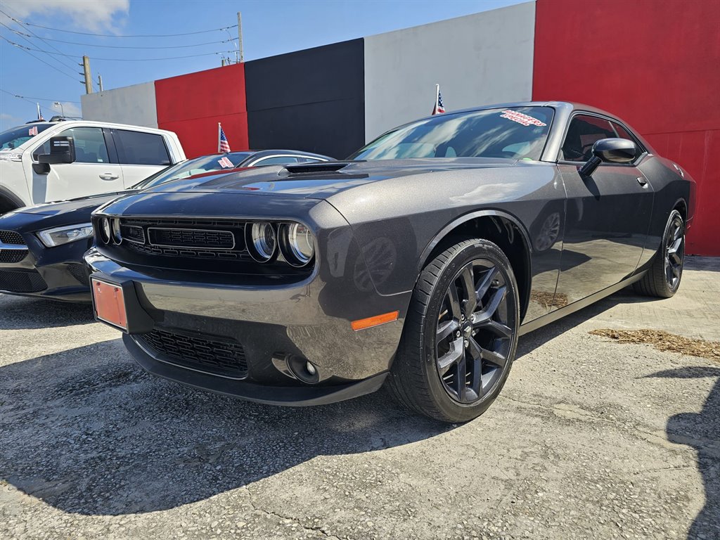 2022 Dodge Challenger SXT photo 3